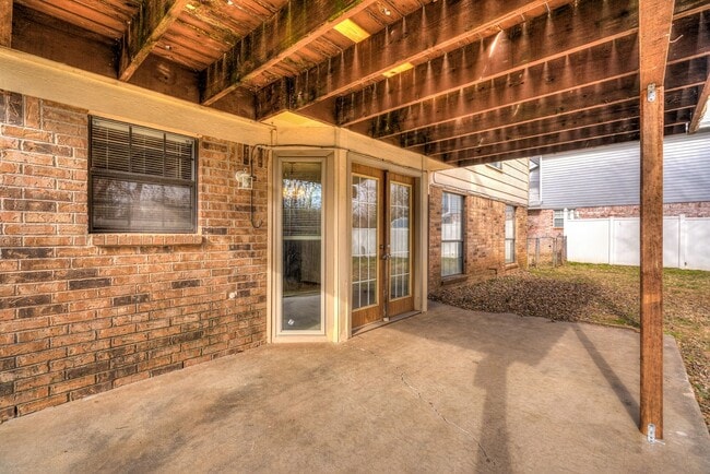 Building Photo - 4 Bed 2 Bath in Moore School District