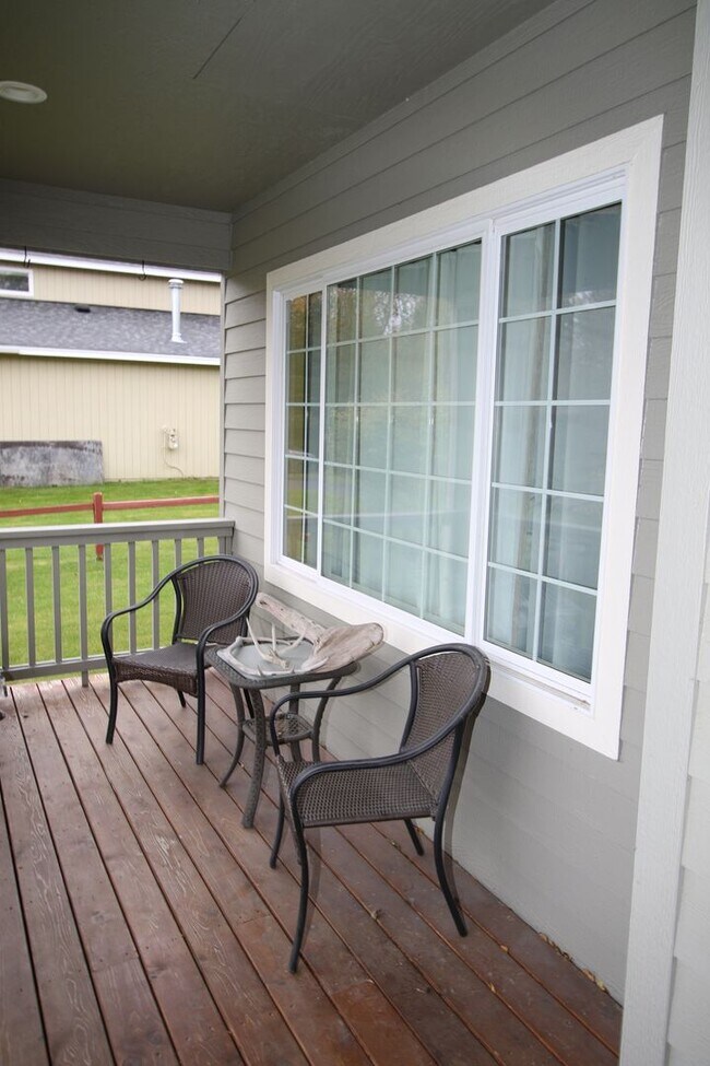 Building Photo - Lovely 4-Bedroom, 2.5-Bathroom Fully Furni...