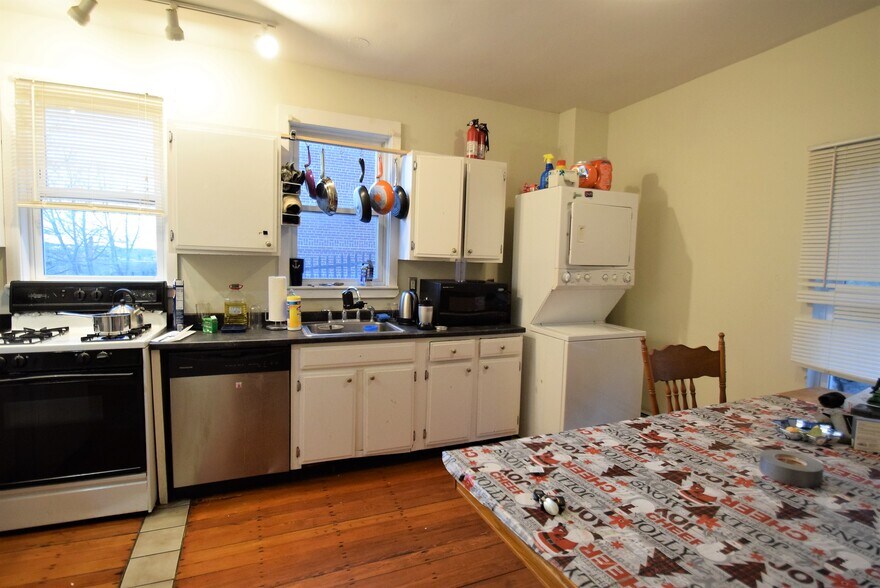 Building Photo - 839 Parker St