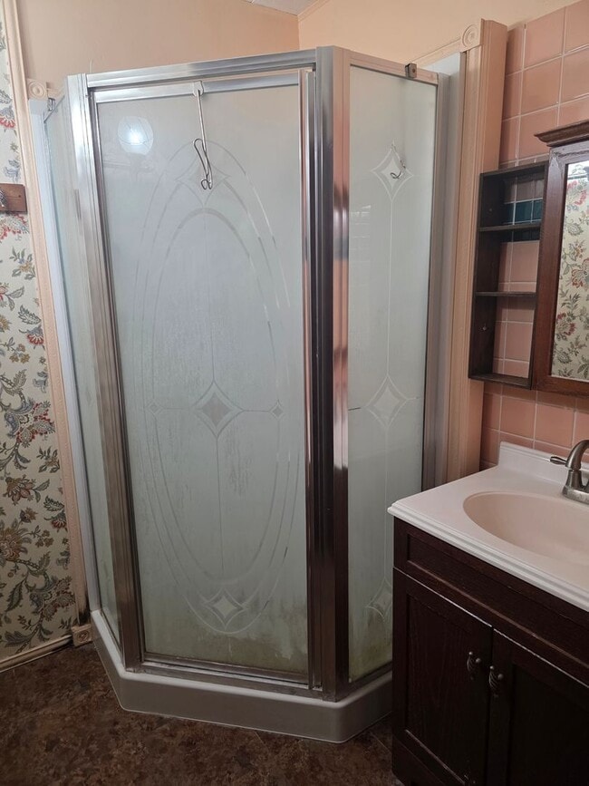 Building Photo - 3-Bedroom, 1-Bathroom Home with Basement & Garage – $1,375/Month | Accepting Section 8