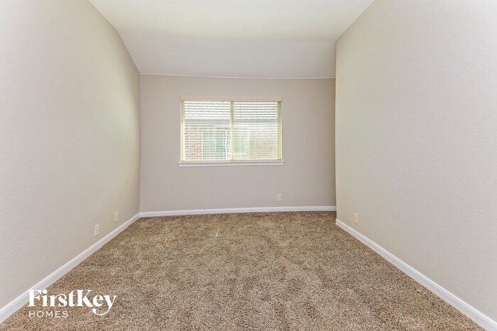 Building Photo - 750 Lowell Dr