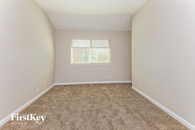 Building Photo - 750 Lowell Dr