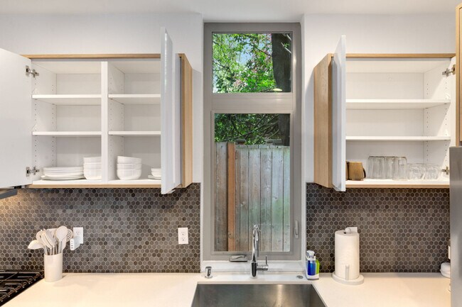 Building Photo - 913 10th Ave E