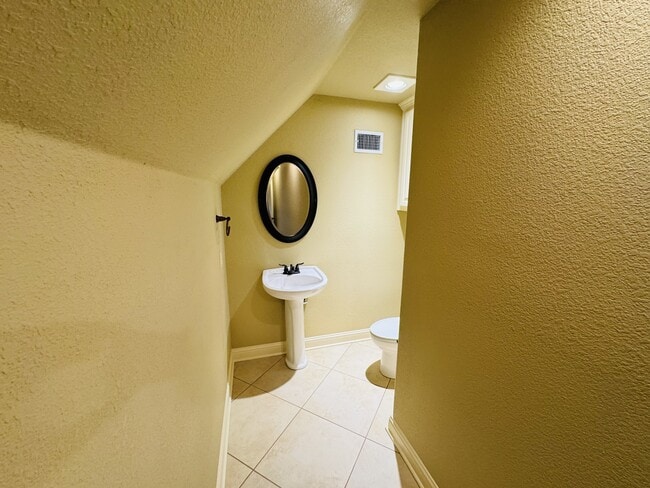 Building Photo - 4155 Pinehurst Dr