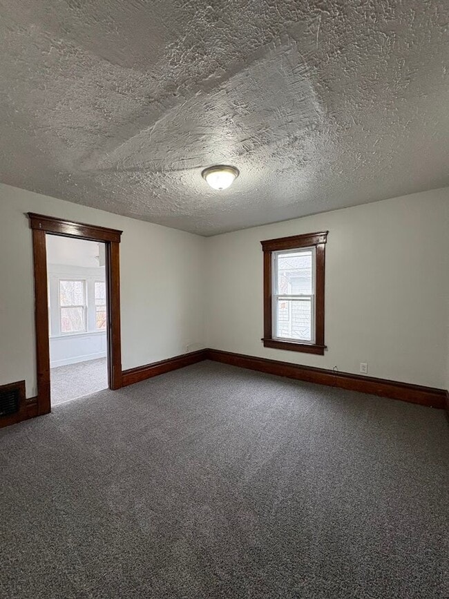 Building Photo - Large 4 bedrooms 2 full bathroom home for rent