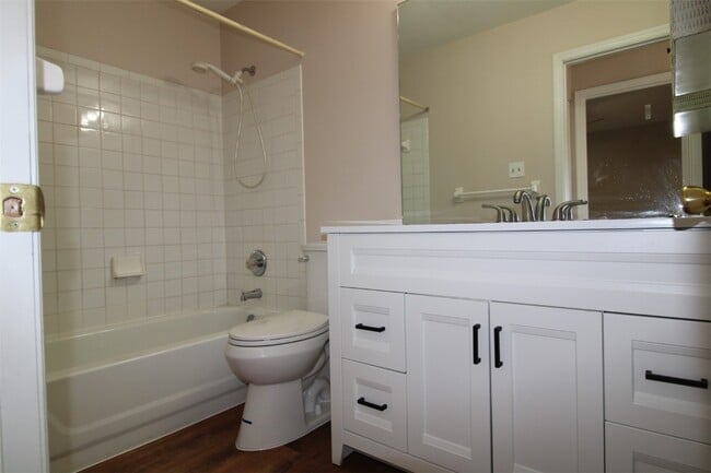 Building Photo - 1043 Oakwood Farms Ln