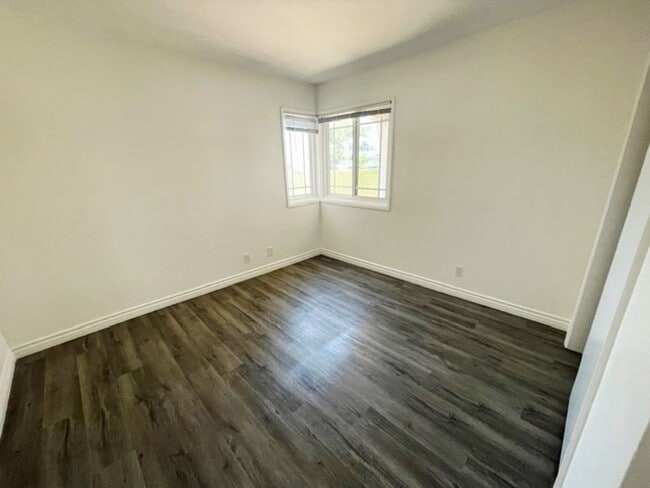 Building Photo - Single Level 4 Bedroom 2 Bath Home in Seal...