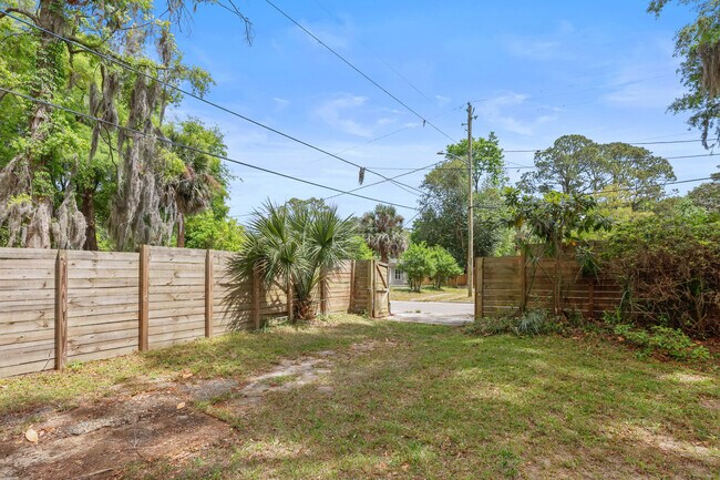 Building Photo - Spacious 4-Bedroom, 2.5-Bath Home E Duffy