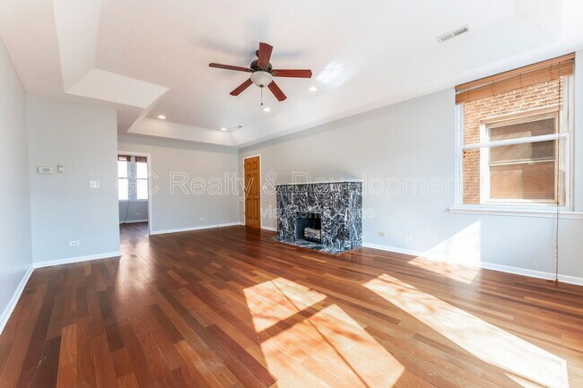 Building Photo - 4406 N Sacramento Ave