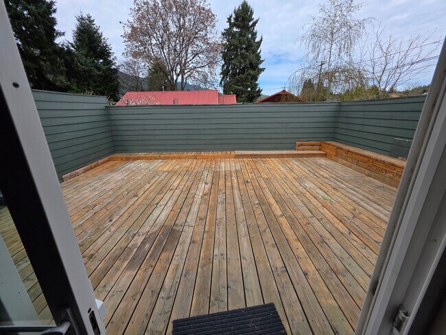 Building Photo - Large 3 bedroom 2 bath duplex. 1520 sq ft, vaulted ceilings