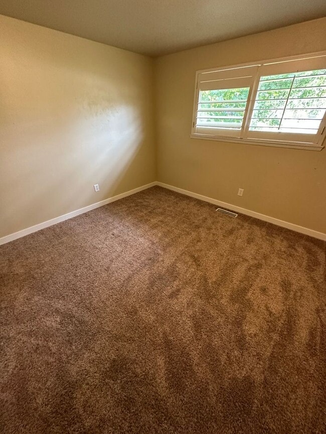 Building Photo - 3 Bedroom 2.5 Bathroom Hardwood Floors Fen...