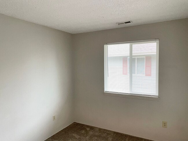 Building Photo - Cozy Second Story Condo Nestled in Gated Community