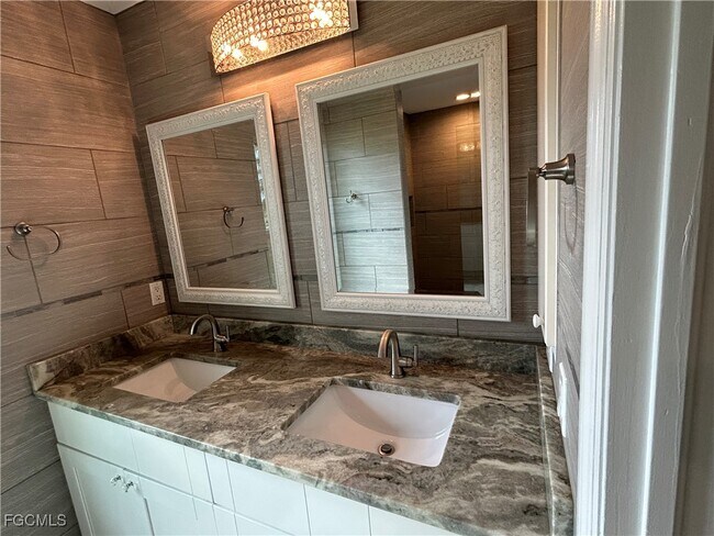 Building Photo - 2213 SW 13th St