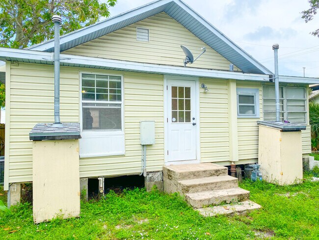 Building Photo - 1802 Tangerine St