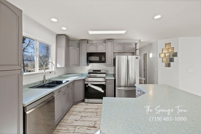 Building Photo - CHARMING 5BD/3BA NEAR FT CARSON - Deposit Waiver Available