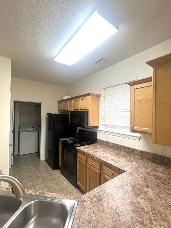Building Photo - Super cute, clean 2 bedroom/2 full bathroom condo!