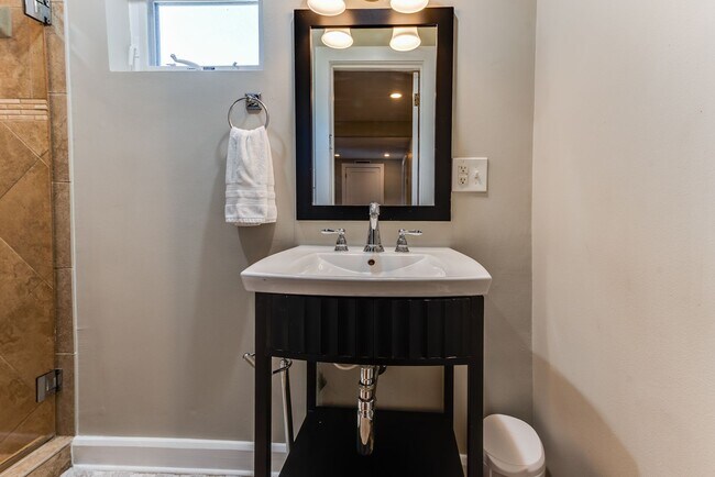 Building Photo - 432 27th St