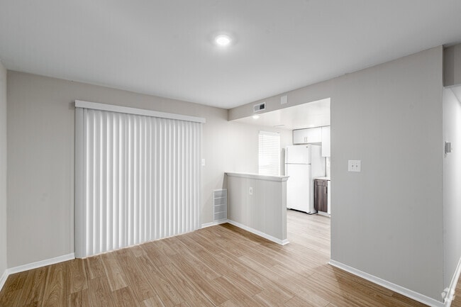 2BR, 2BA - 1,134SF - Dining Area - Lakeside Apartments