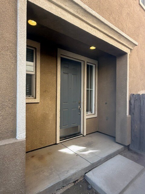 Building Photo - Gorgeous Modesto Home 3 Bedroom 2.5 Bathroom