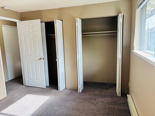 Building Photo - Bright 2 BR Carter Park Living with Fireplace, Carport, and Tons of Storage!