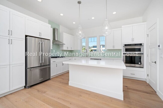 Building Photo - AVAILABLE JULY - Executive Townhome in Avi...