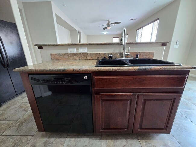 Building Photo - 4 BED, 2 1/2 BATH, 2 STORY HOME!!
