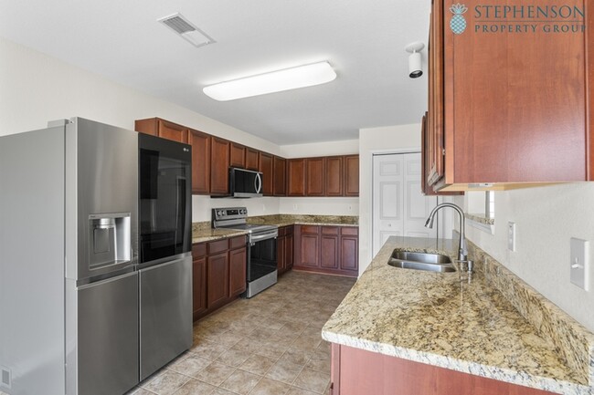 Building Photo - Freshly Remodeled 5 Bedroom with Primary B...