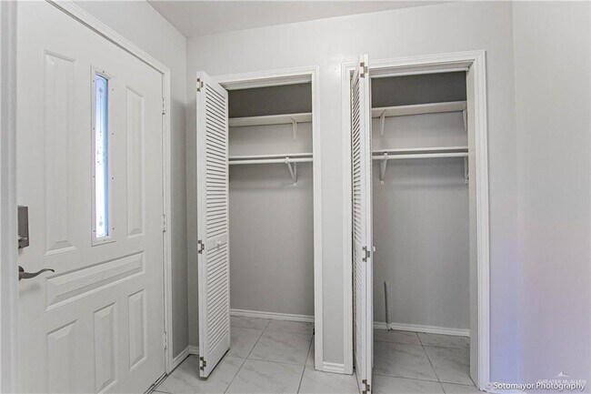 Building Photo - 15 Enfield Ave