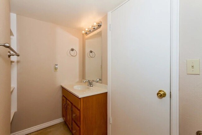 Building Photo - 9286 Clermont Dr