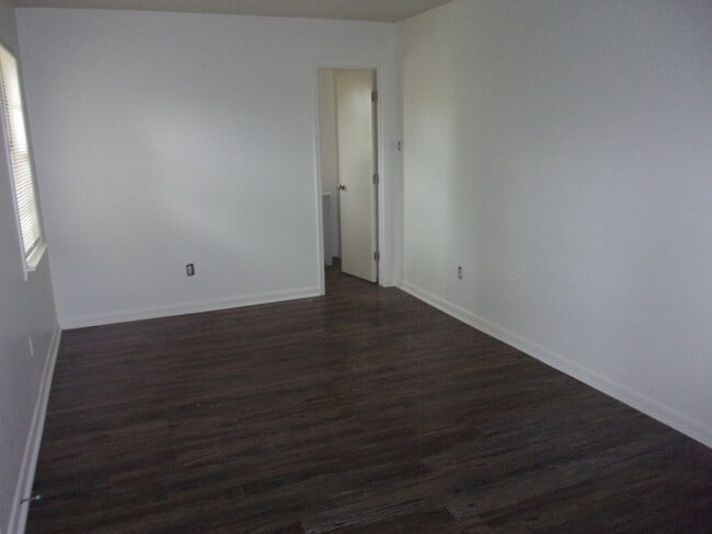 Building Photo - 724 Western Park Dr