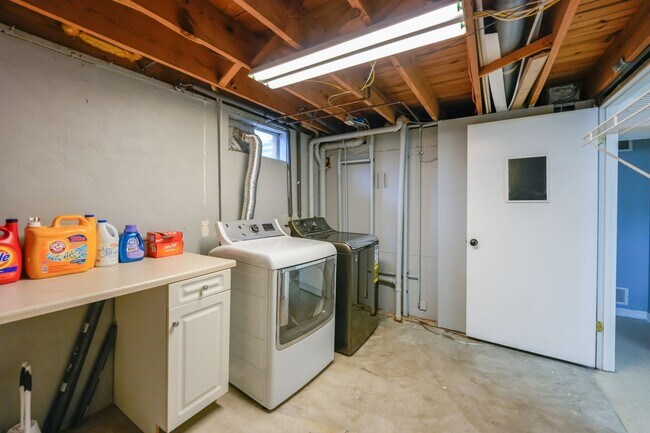 Building Photo - BEAUTIFUL CAPE COD IN BLUEGRASS ESTATES