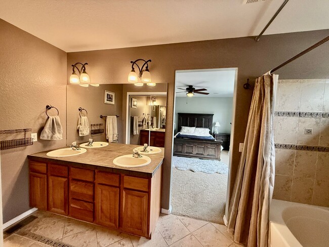 Building Photo - Stunning 4-Bedroom Home with Loft and Fini...