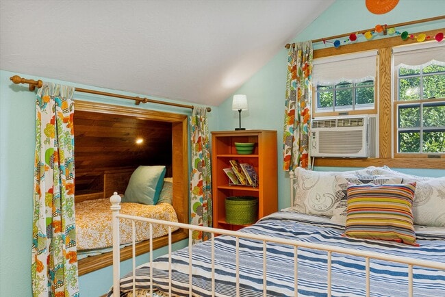 Building Photo - Rose Park Home - Furnished