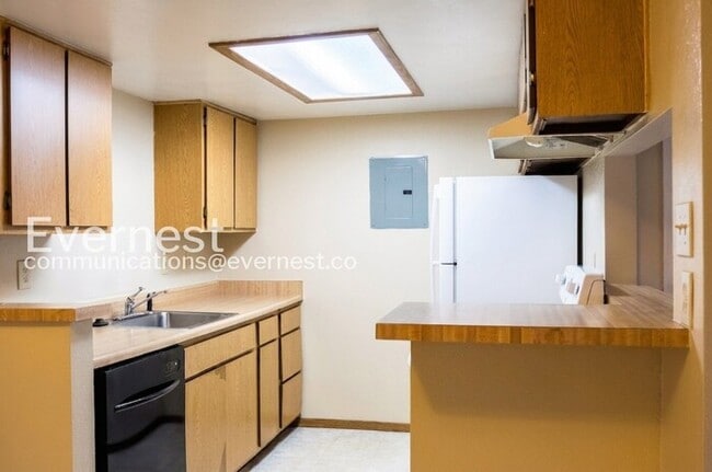 Building Photo - Affordable 2 Bedroom at Knollwood Condominiums Near Buckley!