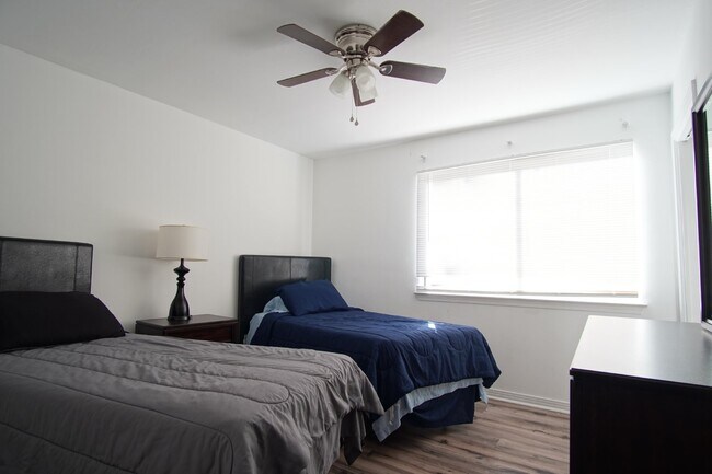 Building Photo - 2 bed 1.5 bath Townhome in West Pensacola~...