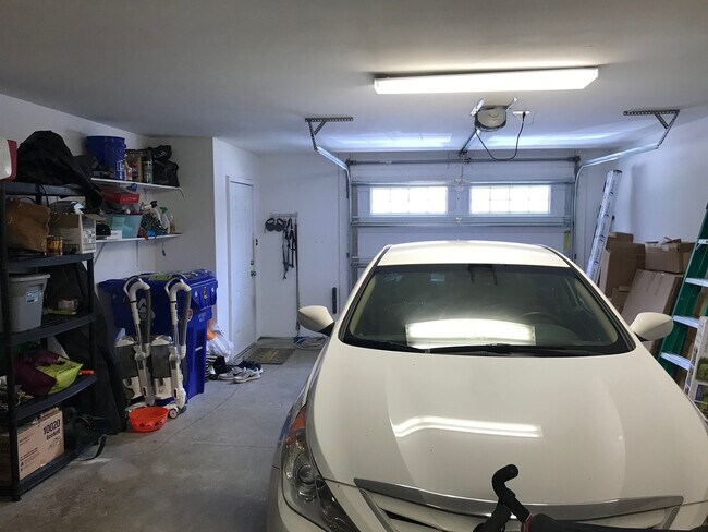 Building Photo - Townhouse with Fenced Backyard!