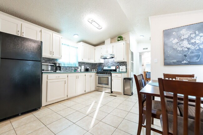 Building Photo - Charming Fully Furnished 2 Bed Home with M...