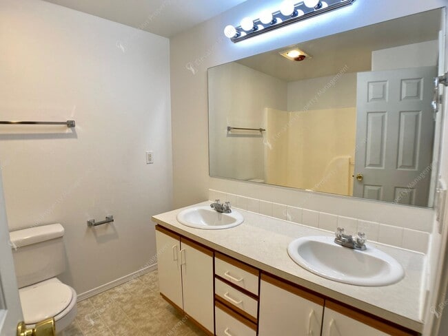 Building Photo - Bright 3 BR - 3 BA Townhouse in Redmond