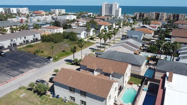 Building Photo - 107 E Bahama St