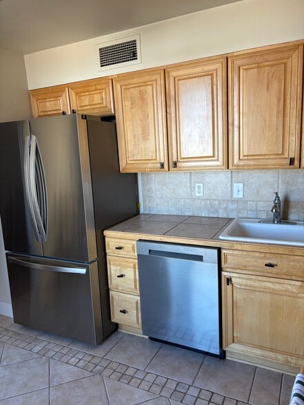 Kitchen - 460 S Marion Pky