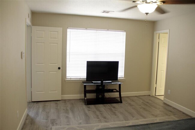 Building Photo - 1803 Edinburg Ave