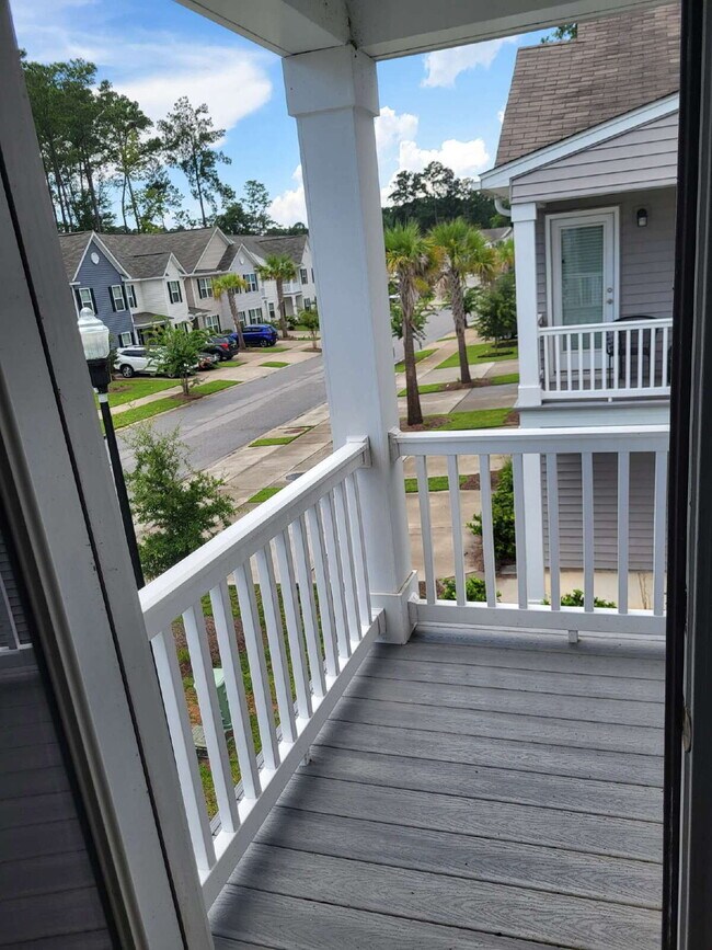 Building Photo - "Spacious Fully Furnished 4-Bedroom Townhouse in Summerville with 3 Full Baths – Your Perfect Fam...