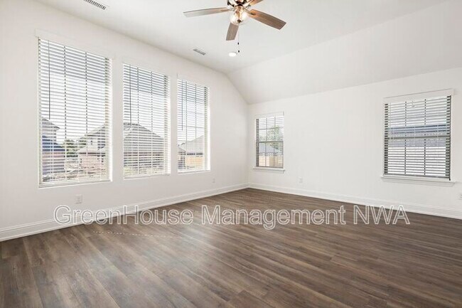 Building Photo - 710 W Jillian St