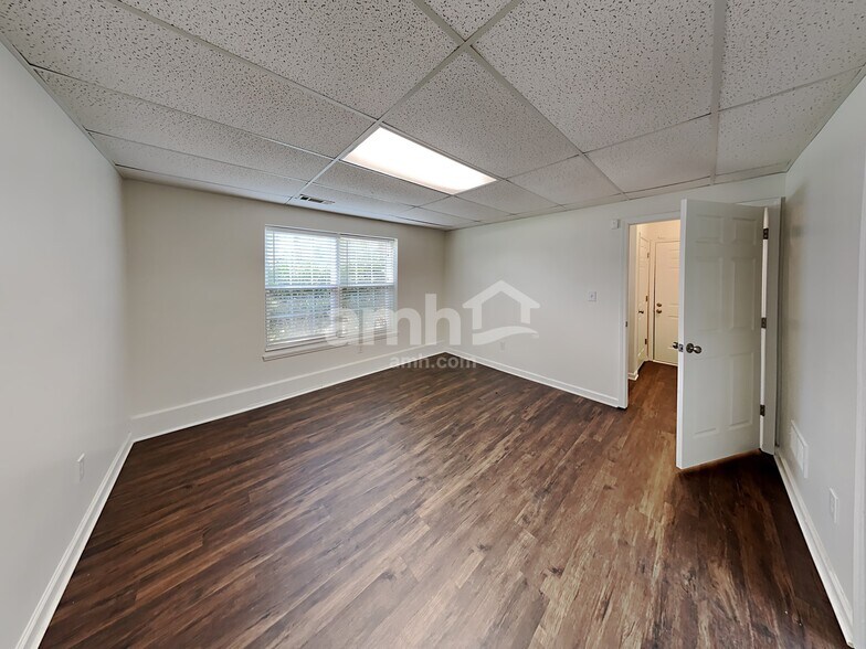Building Photo - 5718 Graceland Dr