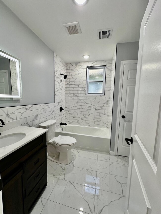 Building Photo - 170 W 10th St