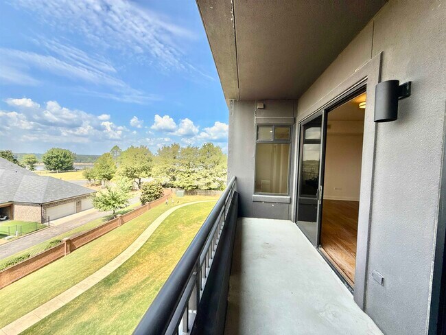 Building Photo - 717 Riverside Dr