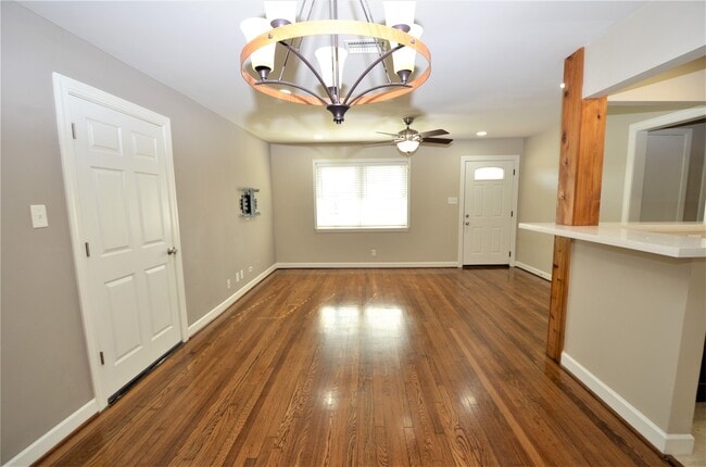 Building Photo - 1945 Coulcrest Dr