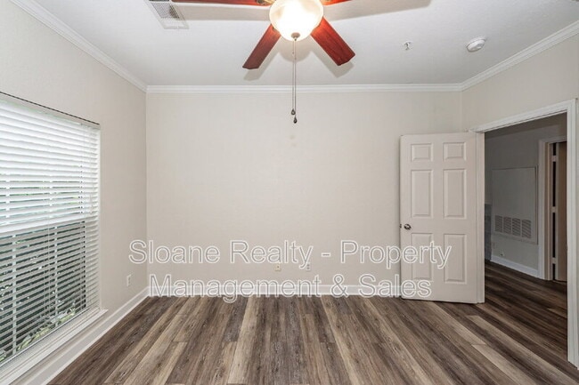 Building Photo - 700 Daniel Ellis Dr