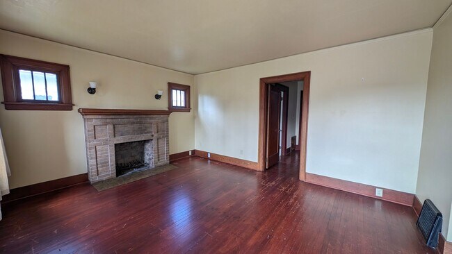 Building Photo - Charming 3 Bedroom House in Downtown