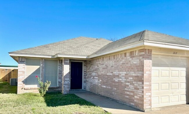 Building Photo - Newly remodeled Duplex!